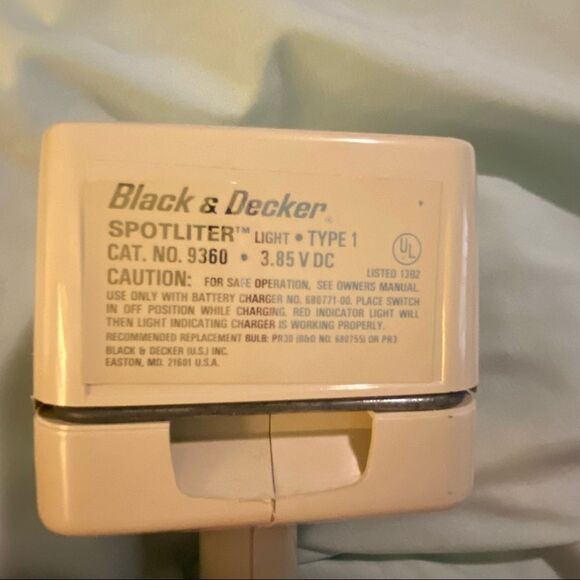 Black and Decker SPOTLITER, Electric, Rechargeable Flashlight, Wall Mount Offer? - Picture 3 of 8